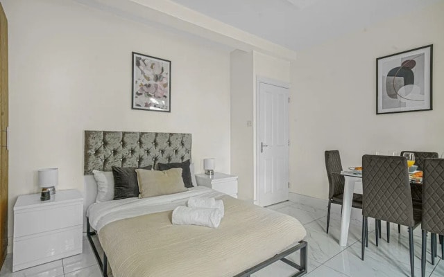Paddington Station 2BR City Apartment