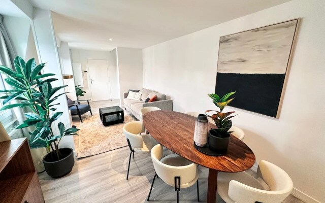 Copernic Right Luminous 2BR Apartment in Paris