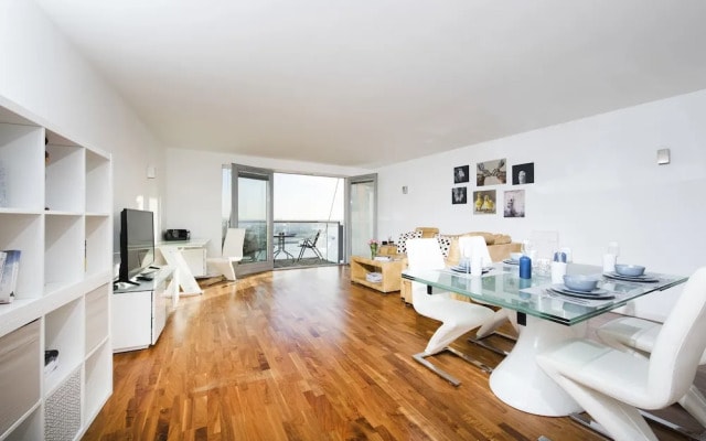 Modern 2BR Flat with Thames River View