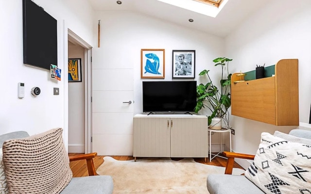 Modern Airy 2-bed Gem in Trendy Stoke Newington