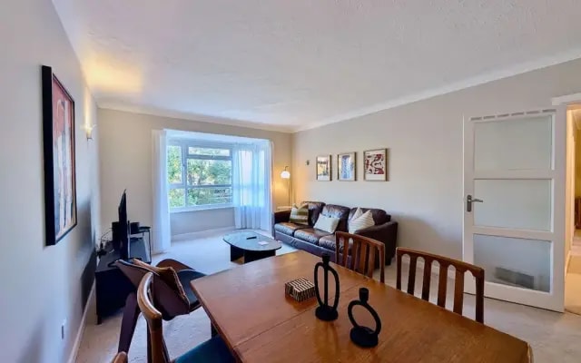 Charming Flat Near London Attractions