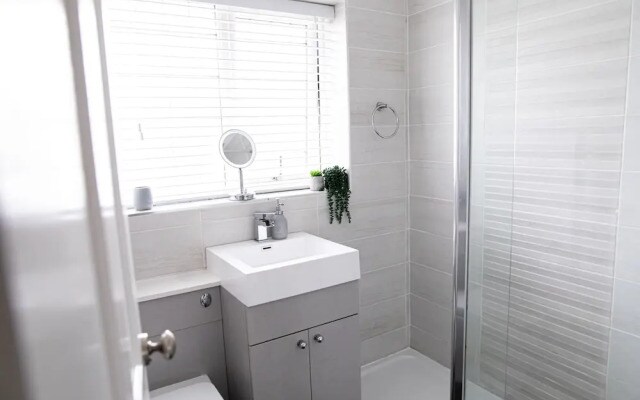 3 Bed House - Sleeps 6 - Garden - Parking - Wifi