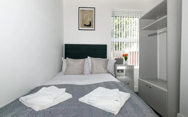 Contractor & Leisure & En-Suite Bathrooms & Free Parking