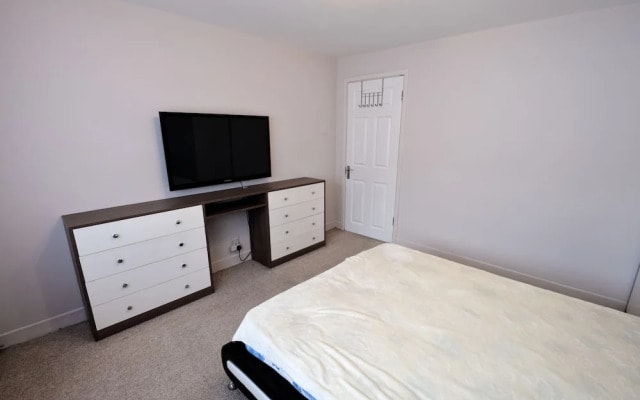 Immaculate 2-bed Apartment in Isleworth by River