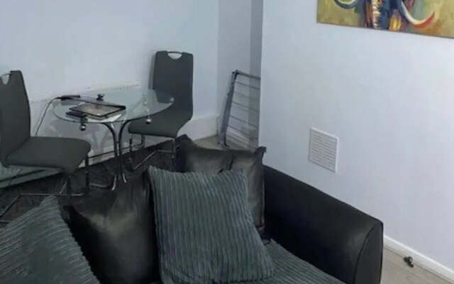 2 Bed - Sleeps 4 - With Parking