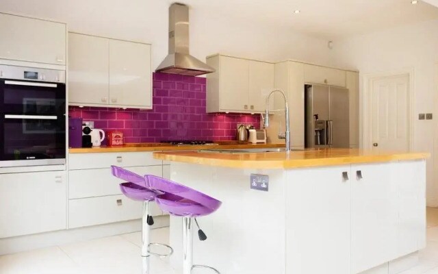 Veeve  4 Bed House On Emlyn Road West London