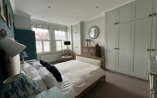 London Charm on Connaught Avenue