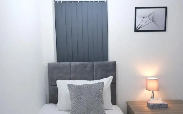 Manchester Entire 3-bed House, Sleeps 5 w/ Parking