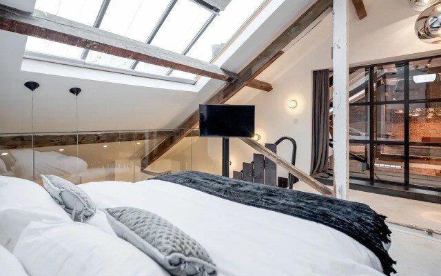 Skyline Water Front Penthouse Apartment