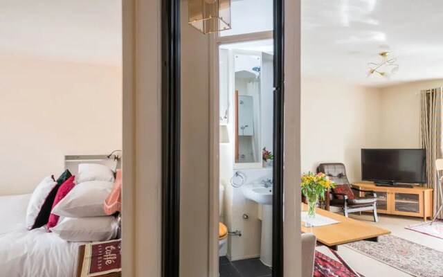 Comfortable Chiswick Home by Ravenscourt Park