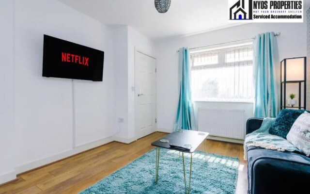 30 Off Monthly Stay/ 4 Bed House/ Free Parking