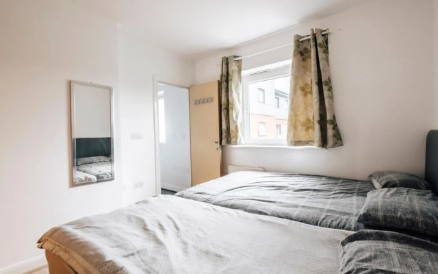 Lloyd St Apartment