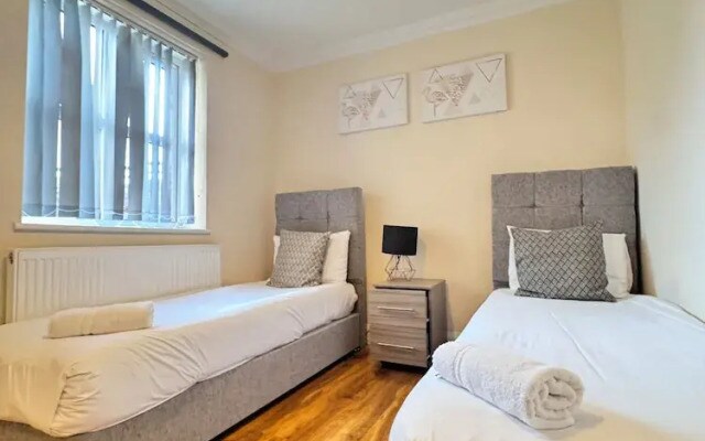 Stay Near Heathrow! Pristine, Convenient & Only 5 Mins to the Terminals