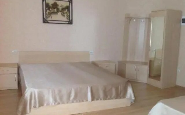 Hotel 1 May