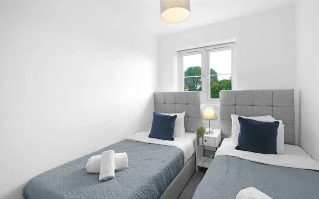 Spacious 6 Bedroom House in Denton Way