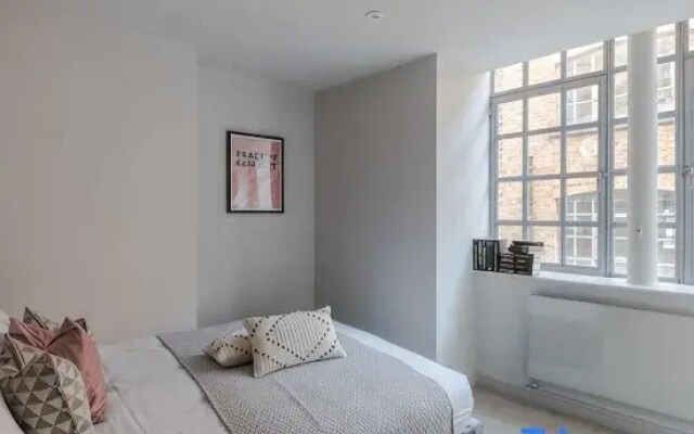 The Eyre Suite Seven - Farringdon - by Frankie