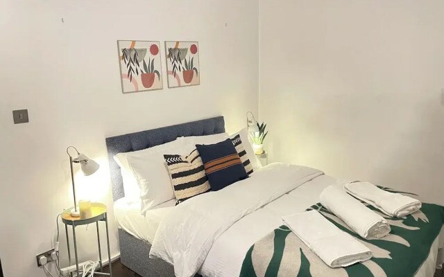 Stepney Green Gated Area with Parking & Garden