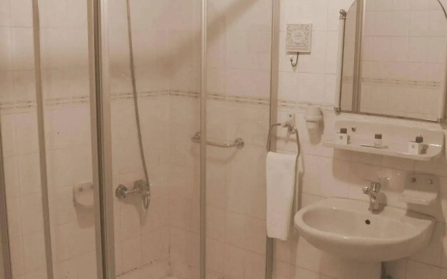 Airport Inn Hotel