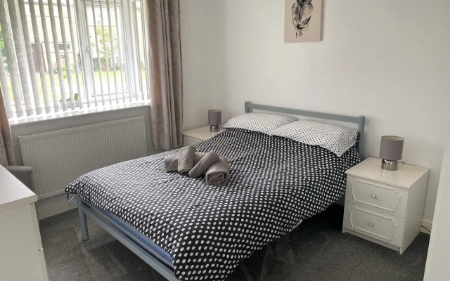 Cottage - Sleeps 4 - Dog Friendly - Parking