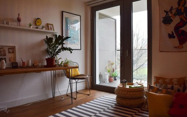 Modern 1 Bedroom House in Pontoon Dock