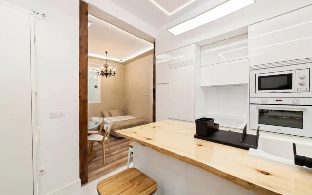 Bright & Spacious Three Bedroom Apartment in Centro