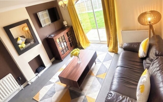 2 Bed House - Sleeps 4 - Parking - Pets - Garden