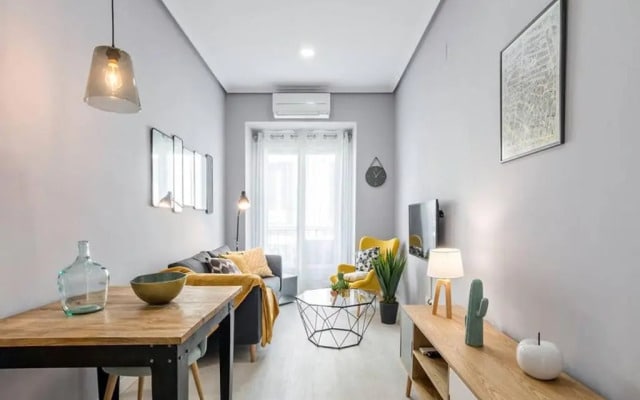 Flaring New Apartment next to Gran Via by Batuecas