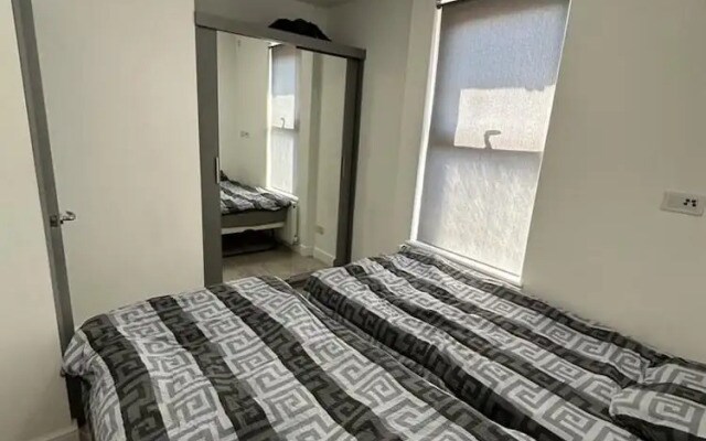 Flat - Sleeps 4 & Free Parking