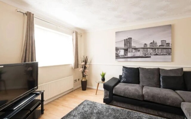 3 Bedroom House in Canning Town With Parking