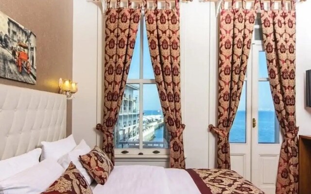 Mom Hotel