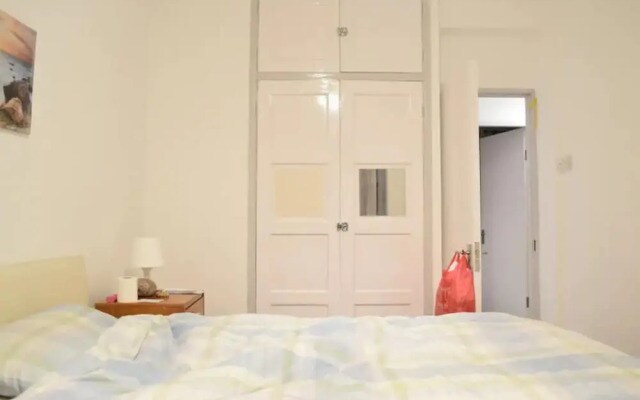 4 Bedroom Apartment in Kilburn With Private Balcony