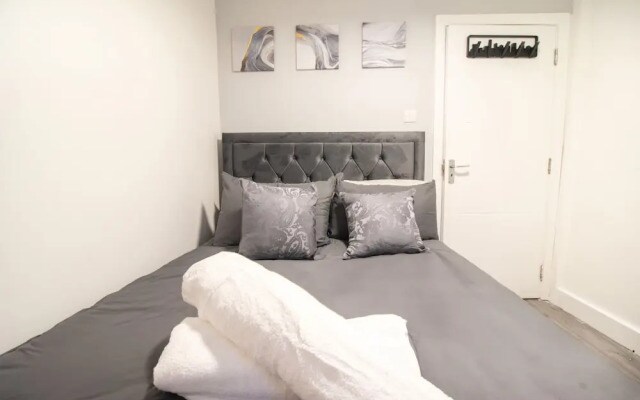 London Apt - Sleeps 4 - Parking - Wifi