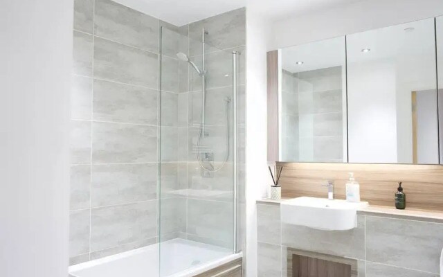 Luxury London Royal Wharf Apartment