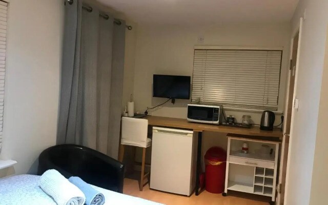Studio-2 Staines,Heathrow, London-own entrance