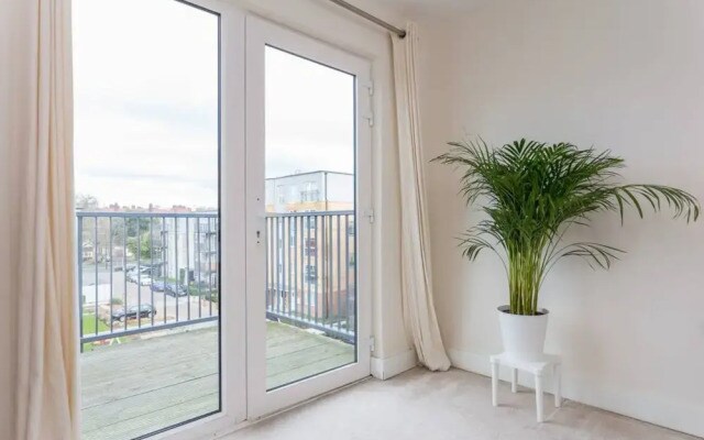 3 Bedroom Apartment Sleeps 6 in Clapham South