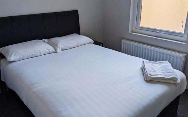 The Red Lounge House - sleeps 14
