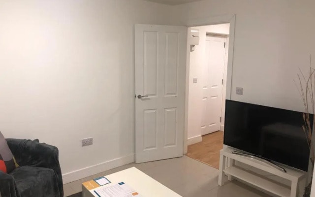 2 bedroom Large Town Centre Apartment FREE Parking