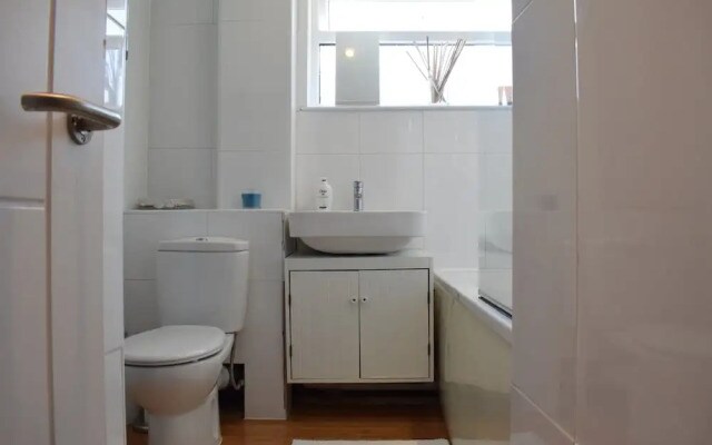 2 Bedroom House In Clapham