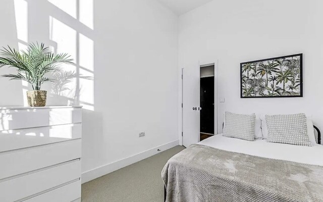 Vibrant 2-bed Flat: Acton's Best Stay!