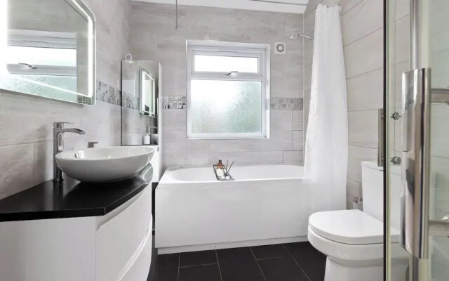 4 Bed - Sleeps 9 - Free Parking - 20 min Gatwick
