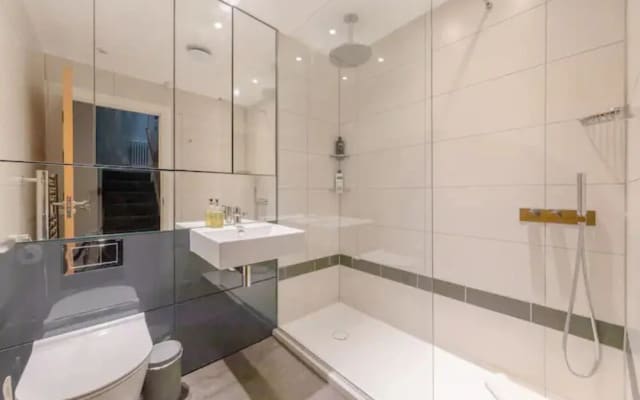 Chic & Spacious 2BD Flat -2 Mins to Baron's Court