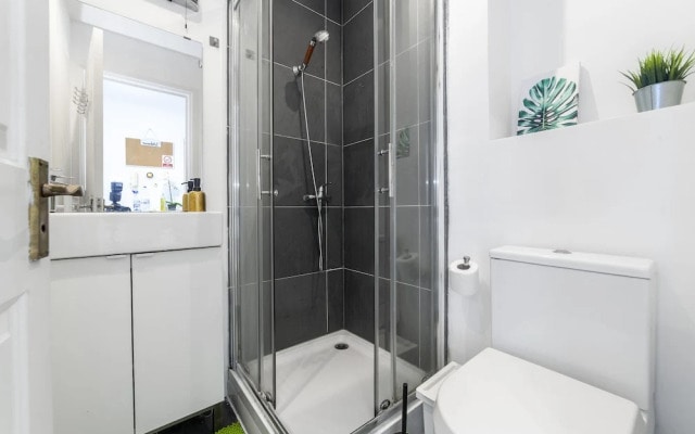 Homely 2-bed Apartment in London