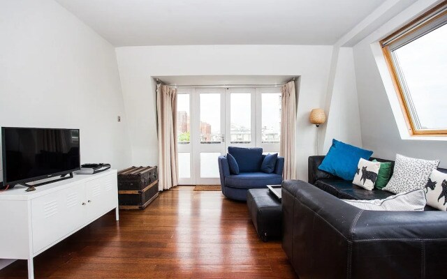 Spacious Top-Floor Flat With Stunning Roof Terrace