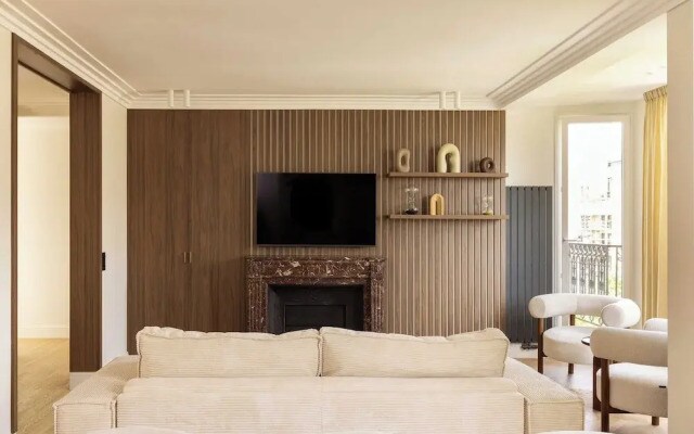 Apartment for 8 People in Grenelle