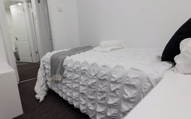 House - Sleeps 6 - Parking - Garden