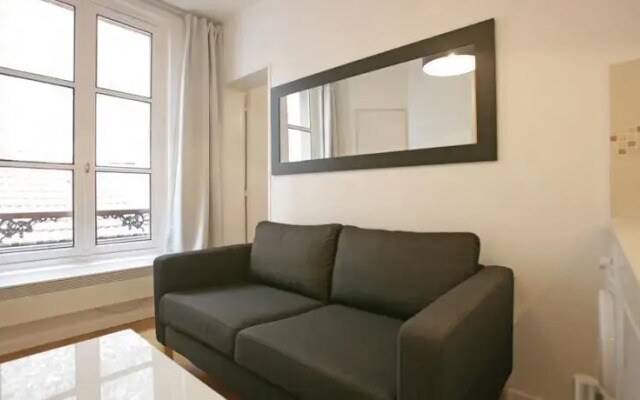 ApartEiffel
