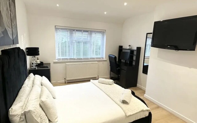 Charming 3-bed Home Minutes From City Centre