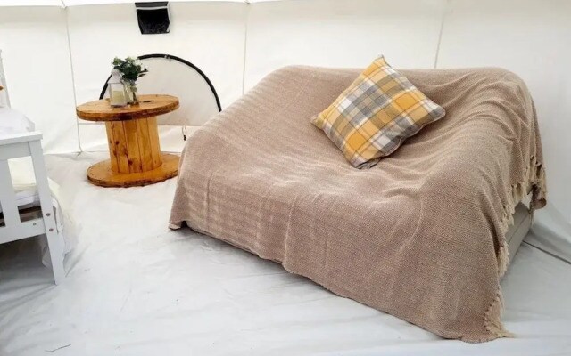 Luxury 4 Person Glamping Tent-Campsite