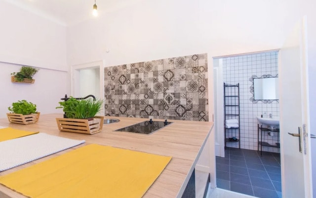 Ruzova Apartment By Easybnb
