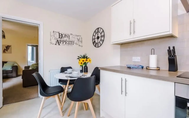 Modern Apartment Perfect for Business Sleeps 4
